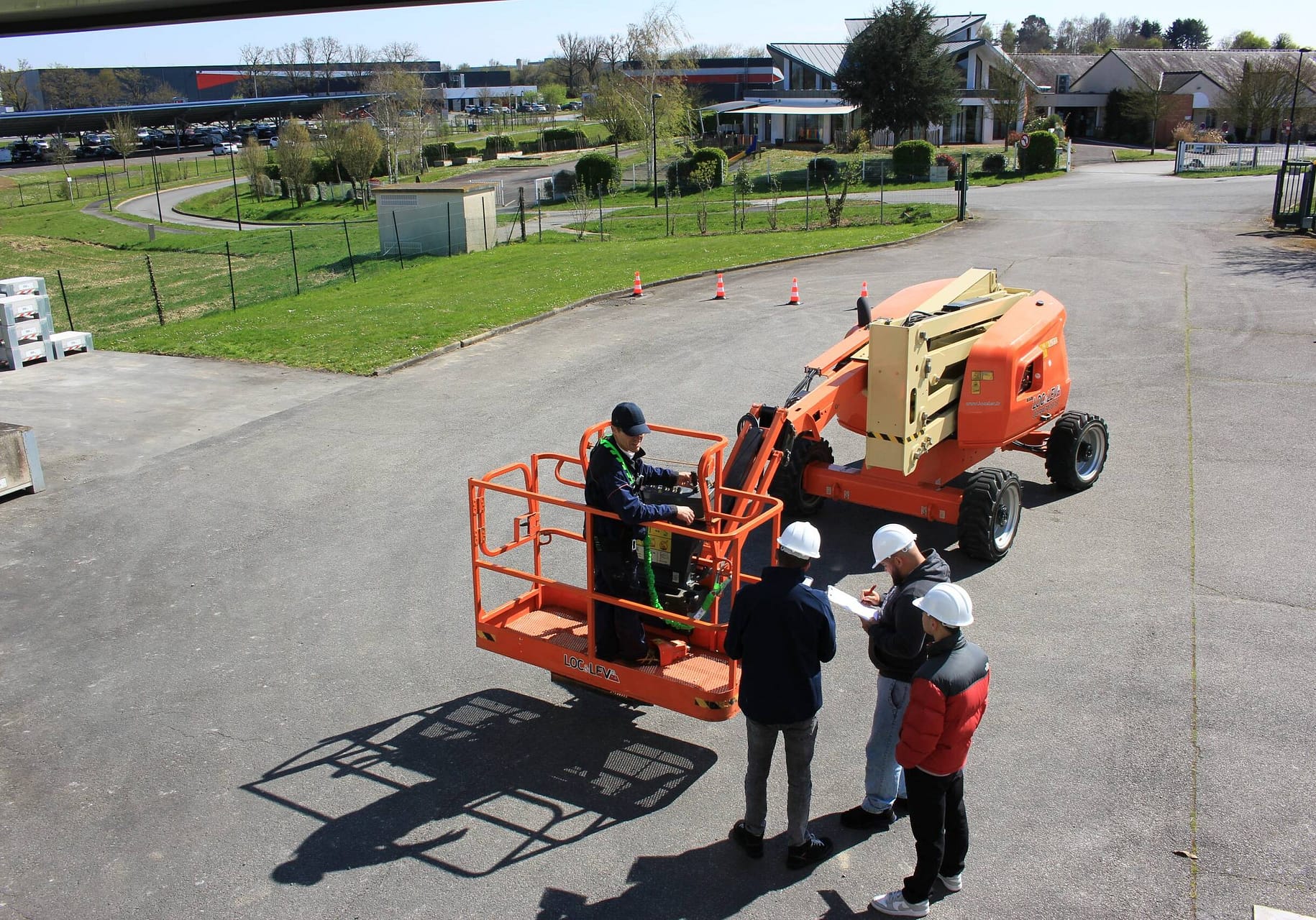 IMG 0027 Formation pratique Manutest - stagiaire à bord d'une nacelle élévatrice articulée JLG supervisé par un formateur